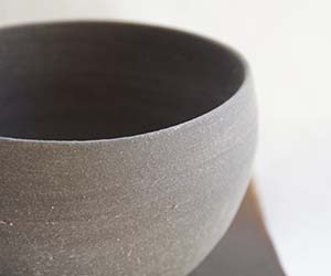鉢は樹や草花の表情をがらっと変える【焼締白鉢 直径１２ｃｍ・焼締茶受皿（１５．５ｃｍ）セット】        