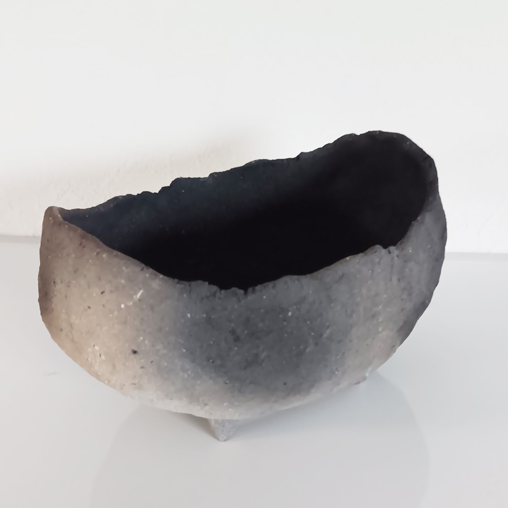 鉢は樹や草花の表情をがらっと変える【炭化焼締鉢 真山茜】