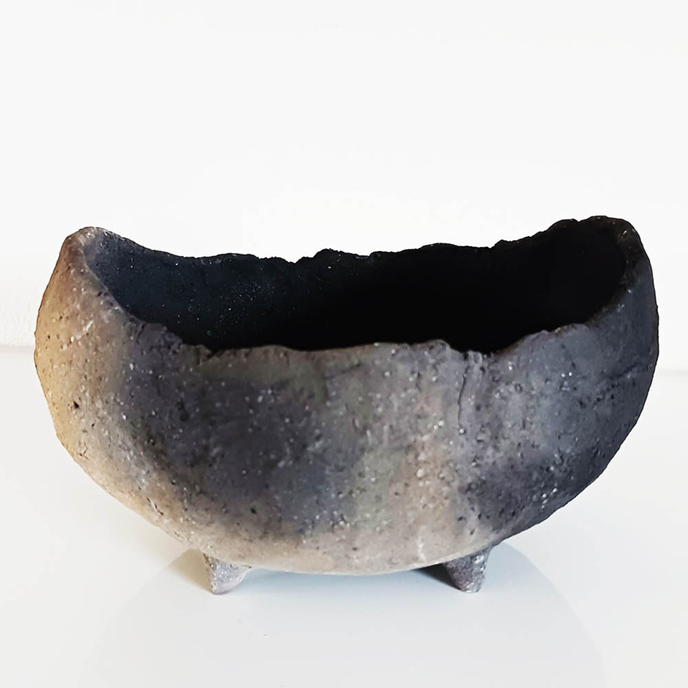 鉢は樹や草花の表情をがらっと変える【炭化焼締鉢 真山茜】